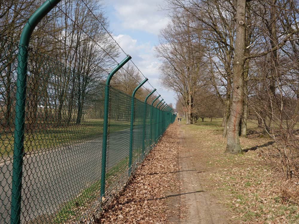 Am Zaun entlang des Kölner Flughafens - Walk and Wonder