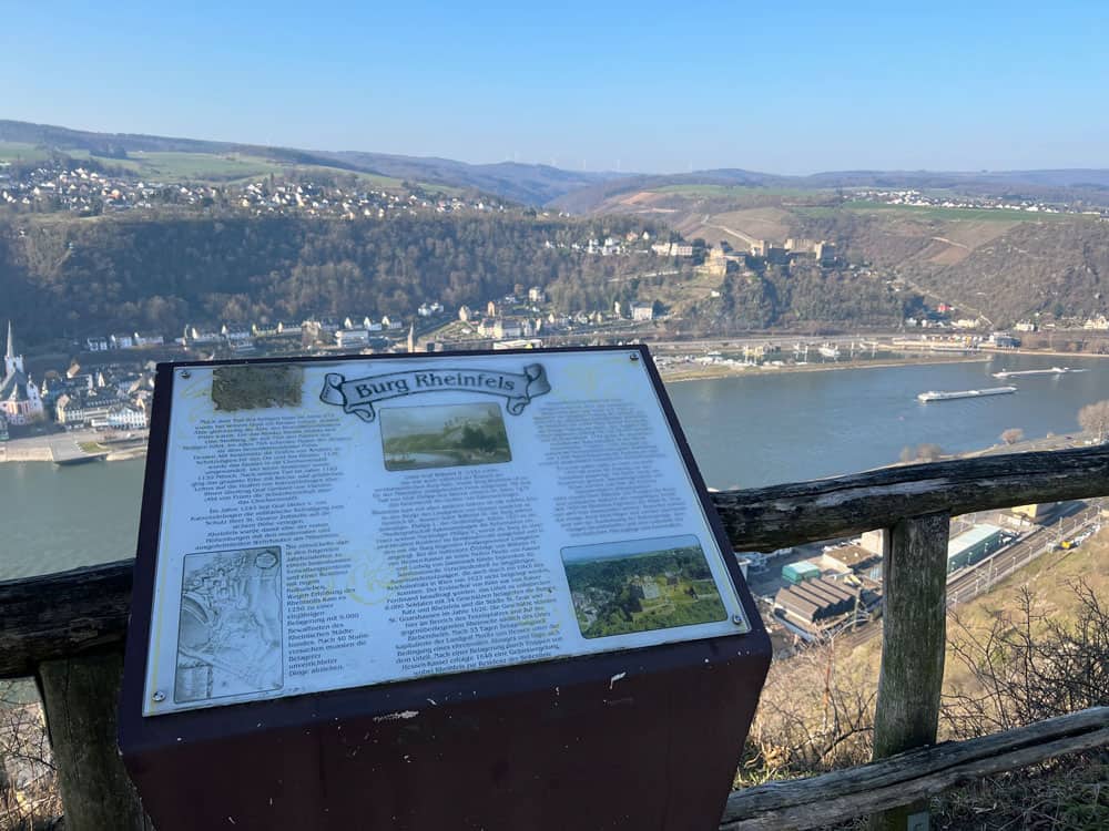 Burg Rheinfels Blick von St. Goarshausen - Walk and Wonder