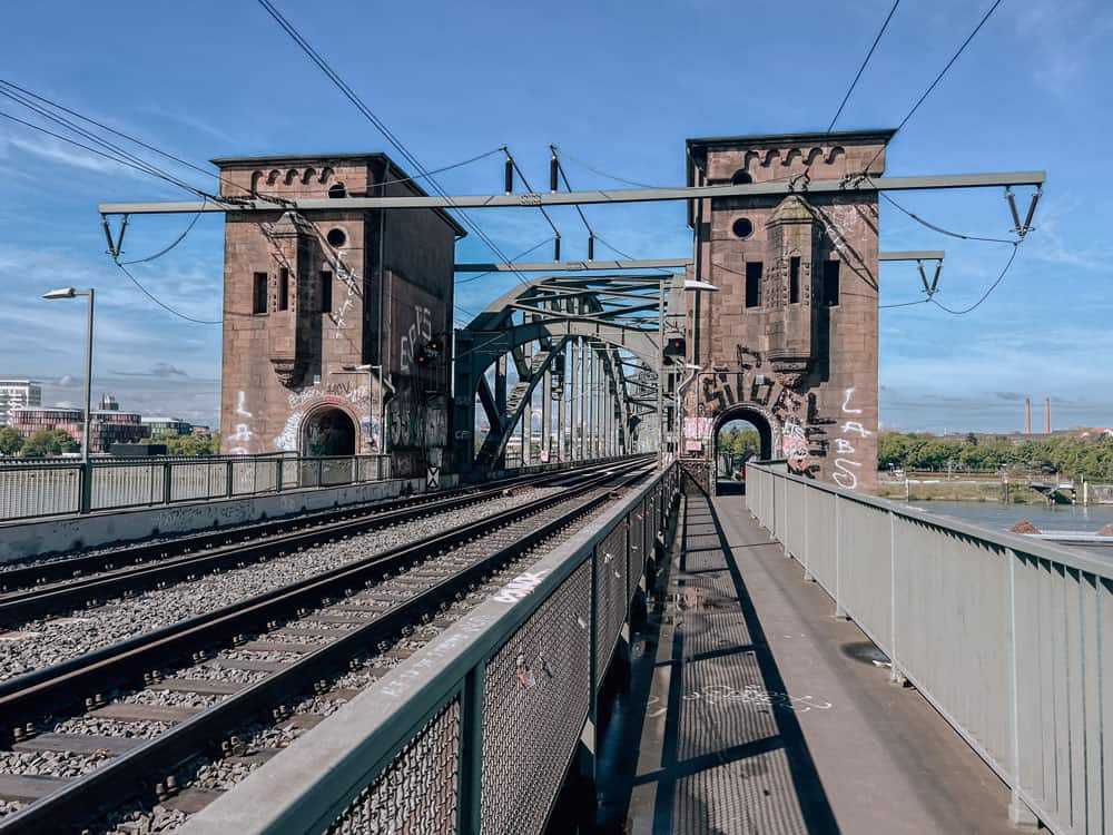 Südbrücke Köln Fußgängerweg - Walk and Wonder