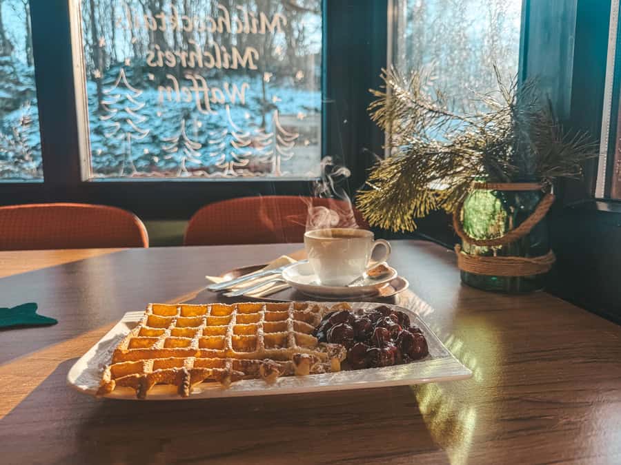 Café Land-Genuss Mechernich Kakushöhle - Waffeln und Kaffee